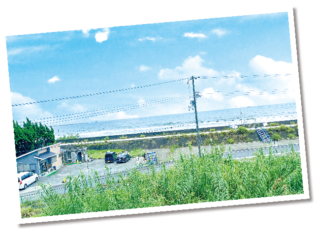 車窓から見える磯の浦海水浴場