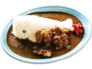 鯨カツカレー (900円、 サラダ付き)