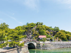 和歌の浦のシンボル、アーチ型の石橋「不老橋」や松の木々が情緒あふれる風景