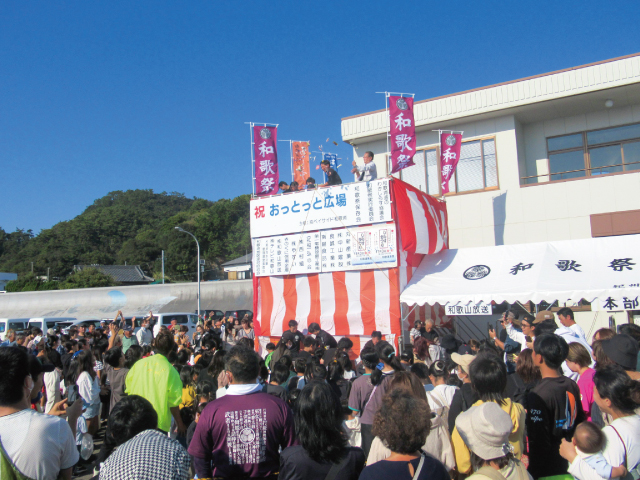 和歌浦漁港 (おっとっと広場) 朝市しらすまつり