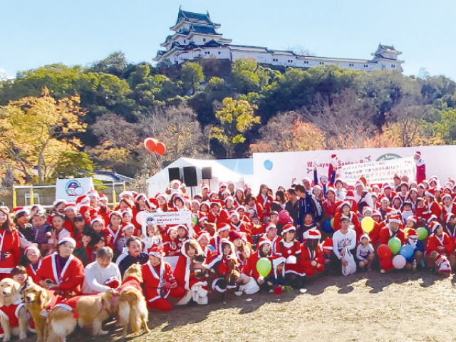 入院中の子どもたちにプレゼントを<br/>「和歌山サンタ・ラン」が開催<br/>サンタの衣装を身にまとって和歌山城内を歩く